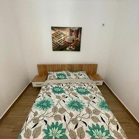 Militari Comfort Studio Roşu Esterno foto