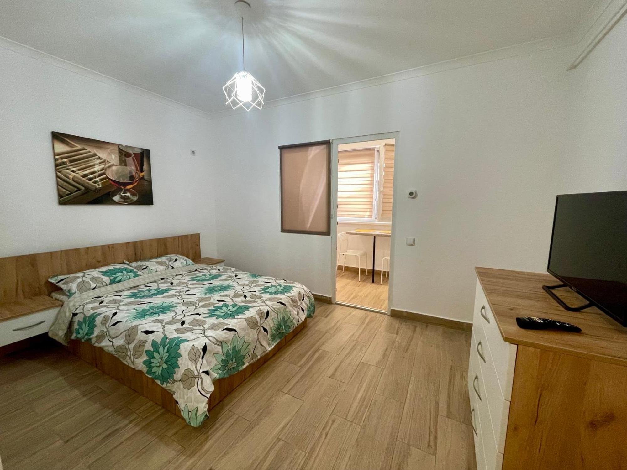 Militari Comfort Studio Roşu Esterno foto
